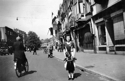 835060 Gezicht in de Nachtegaalstraat te Utrecht, met rechts de benedenbuurvrouw van de fotografe met haar dochtertje.